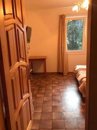 Гостевой дом Дом в Ливадии Ливадия Двухместный номер с 2 отдельными кроватями и общей ванной комнатой-2